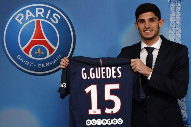 Goncalo Guedes memamerkan jersei Paris Saint-Germain. (instagram.com/goncaloguedes17)