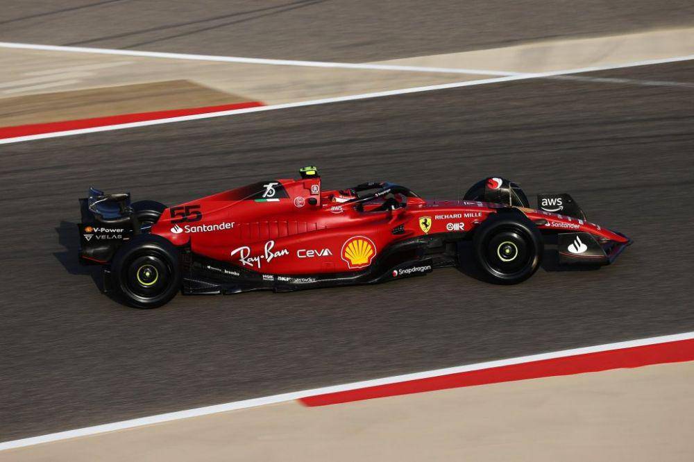 Carlos Sainz mengendarai mobil Ferrari F1-75 untuk musim 2022. (formula1.com)