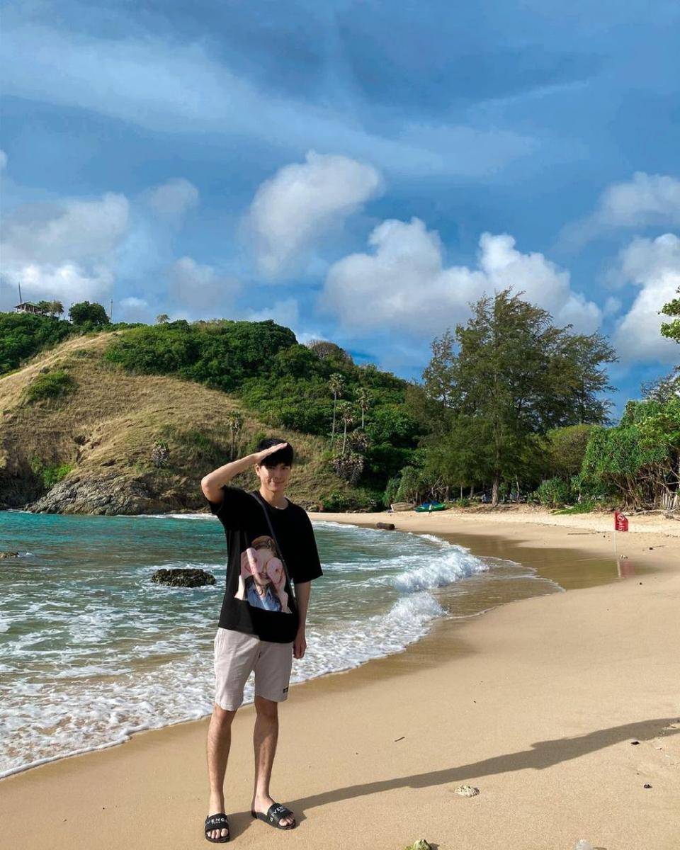 gaya kasual ala Bright Norraphat saat liburan dengan celana pendek (instagram.com/brightnorr)