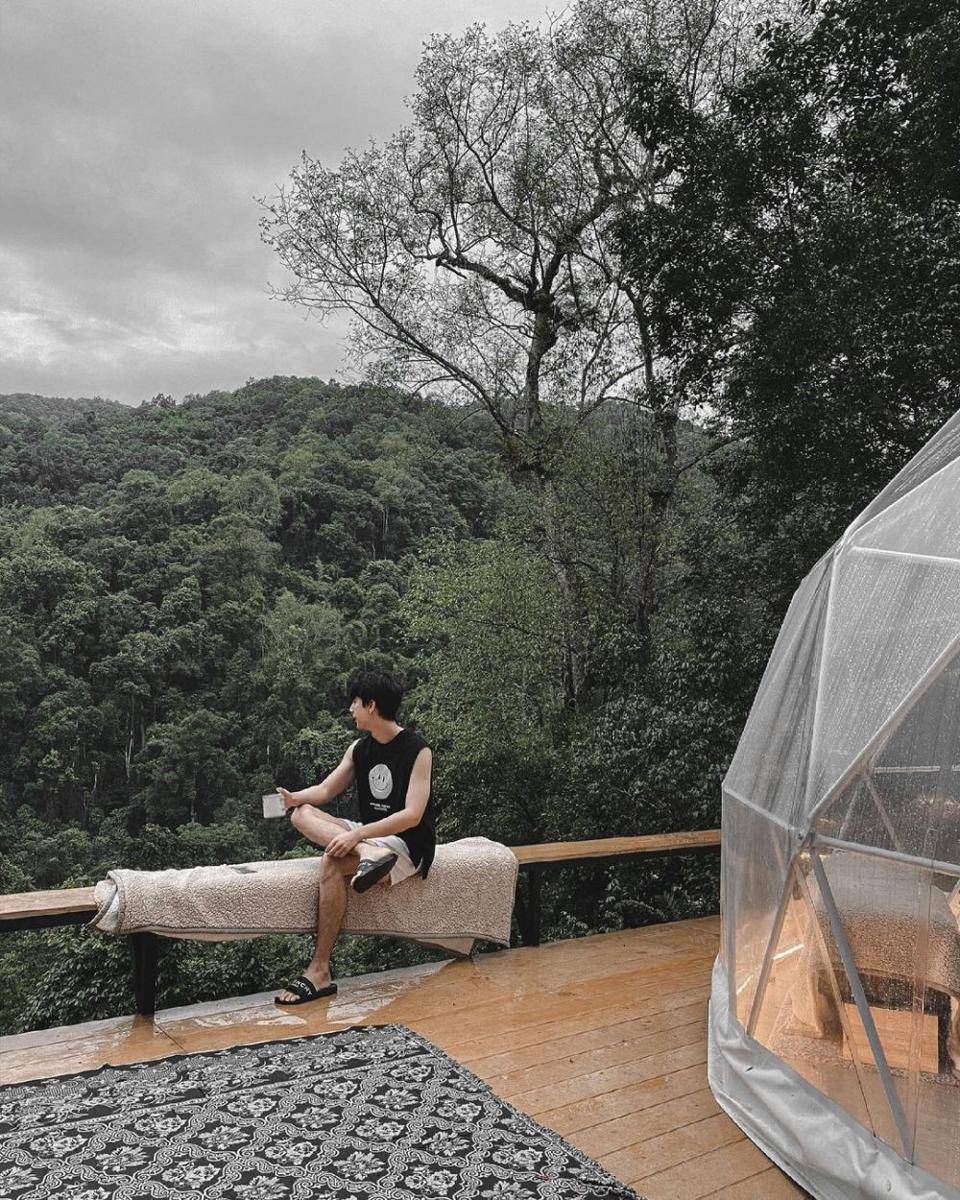gaya kasual ala Bright Norraphat saat liburan dengan celana pendek (instagram.com/brightnorr)