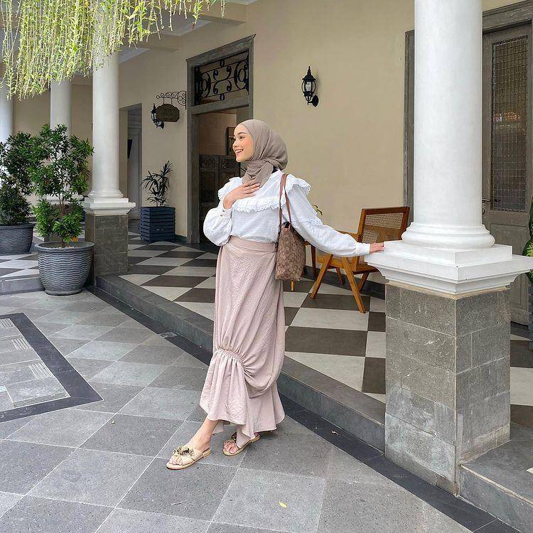 potret Ravira Naila memakai atasan putih (instagram.com/ravalsaa)