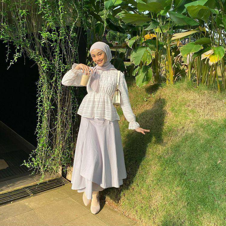 potret Ravira Naila memakai atasan putih (instagram.com/ravalsaa)