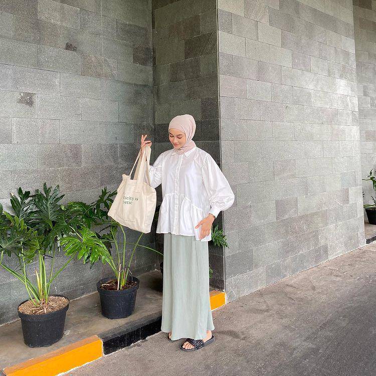 potret Ravira Naila memakai atasan putih (instagram.com/ravalsaa)