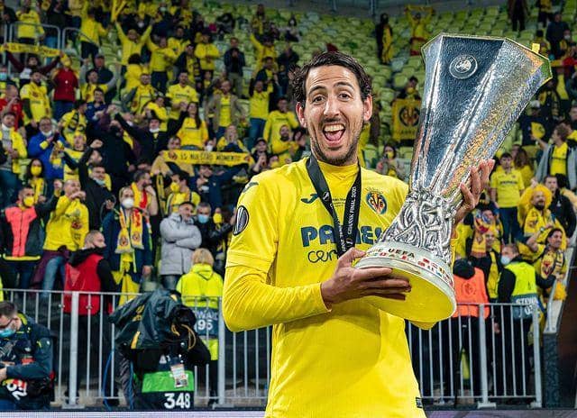 Dani Parejo dengan trofi Europa League (instagram.com/dani_parejo10)