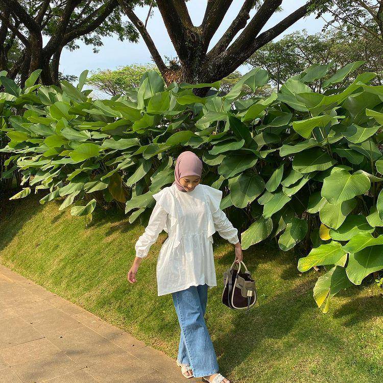 potret Ravira Naila memakai atasan putih (instagram.com/ravalsaa)