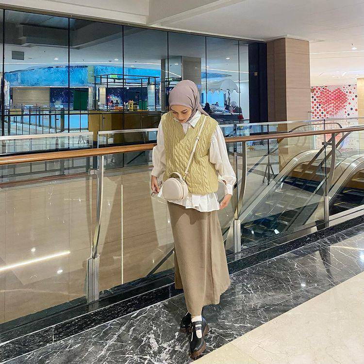 potret Ravira Naila memakai atasan putih (instagram.com/ravalsaa)