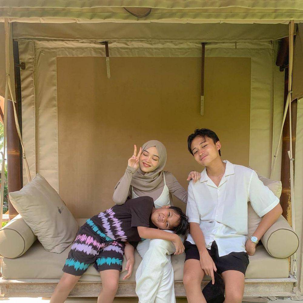 potret liburan Putri Delina dan kedua adiknya (instagram.com/putridelinaa)