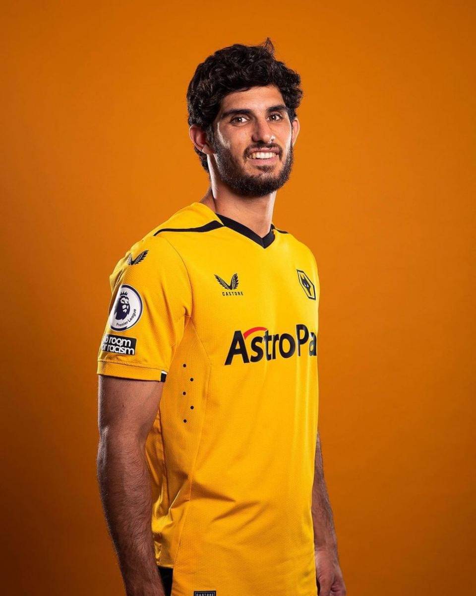Goncalo Guedes berpose dengan jersey Wolverhampton Wanderers. (instagram.com/goncaloguedes17)