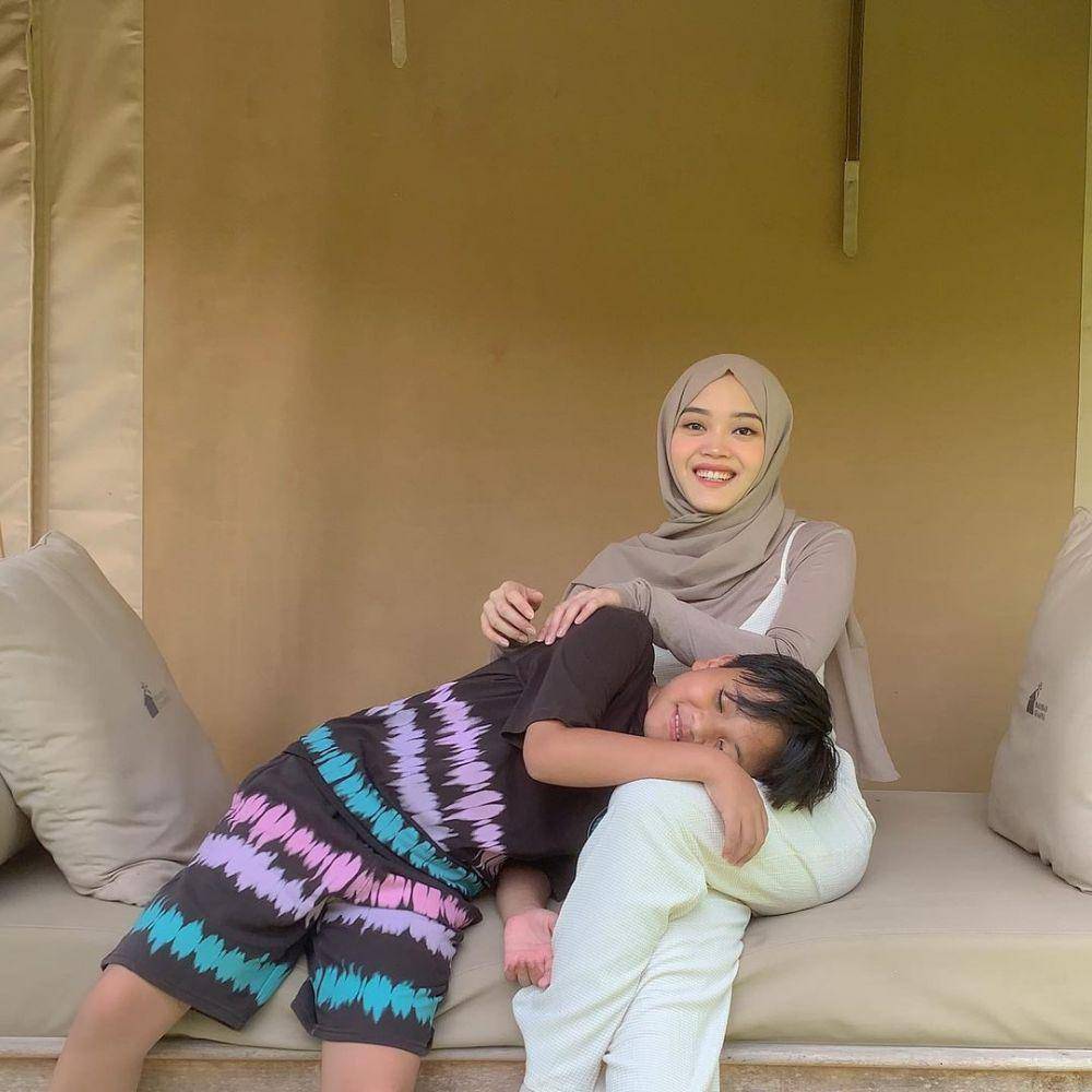potret liburan Putri Delina dan kedua adiknya (instagram.com/putridelinaa)