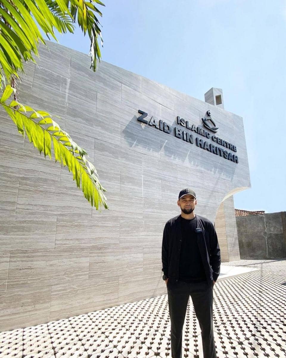 potret Teuku Wisnu di depan masjidnya (instagram.com/teukuwisnu)