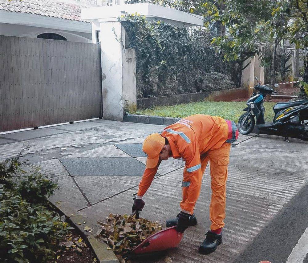 Petugas PPSU yang sedang bertugas (instagram.com/ppsu_kelurahan_pulo)