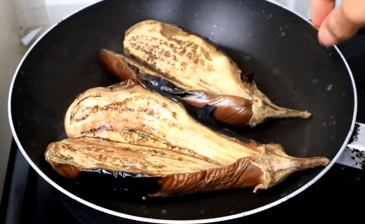 potret terong saat dibakar (youtube.com/Sharing Masak Memasak)