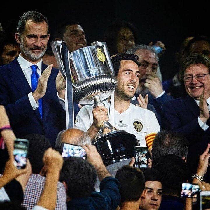 Dani Parejo dengan trofi Copa Del Rey (instagram.com/dani_parejo10)