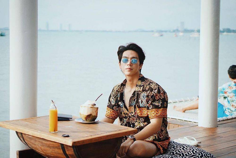 gaya kasual ala Bright Norraphat saat liburan dengan celana pendek (instagram.com/brightnorr)