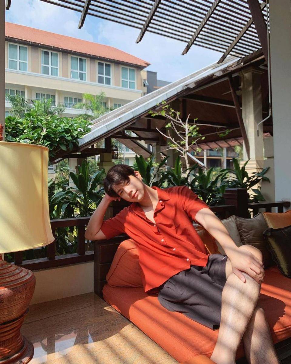 gaya kasual ala Bright Norraphat saat liburan dengan celana pendek (instagram.com/brightnorr)