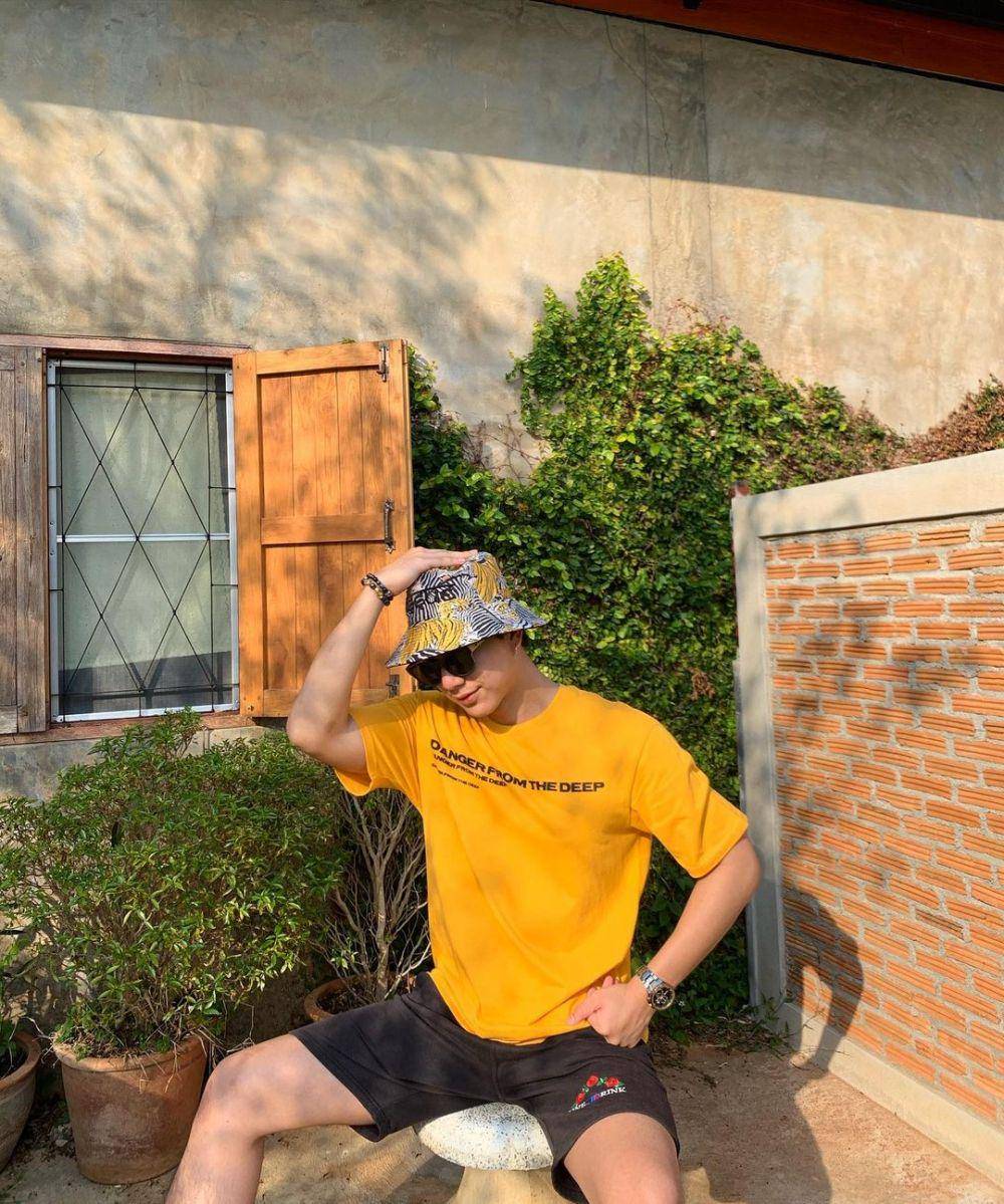gaya kasual ala Bright Norraphat saat liburan dengan celana pendek (instagram.com/brightnorr)