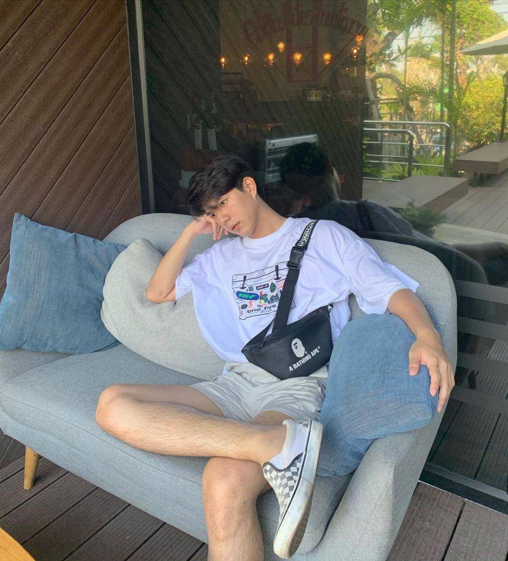 gaya kasual ala Bright Norraphat saat liburan dengan celana pendek (instagram.com/brightnorr)