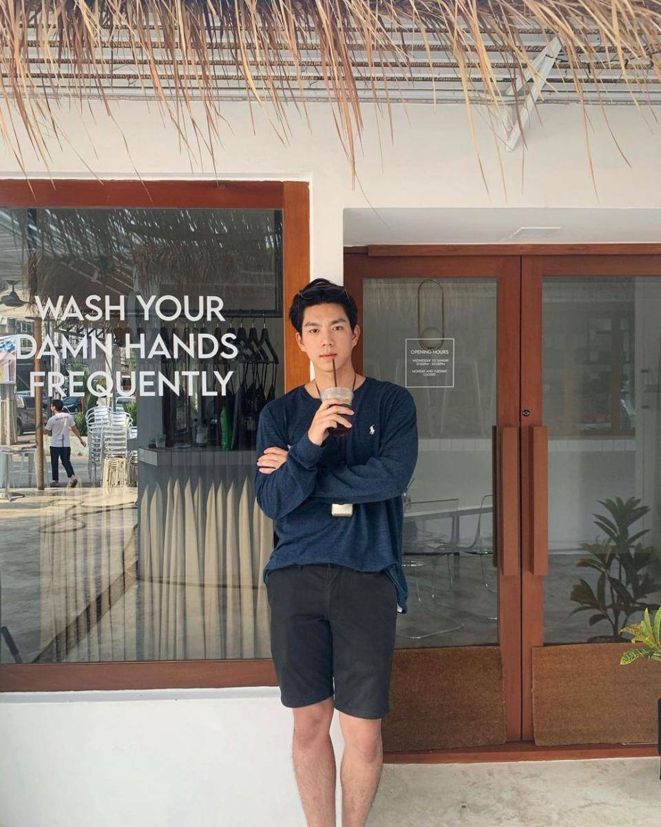 gaya kasual ala Bright Norraphat saat liburan dengan celana pendek (instagram.com/brightnorr)