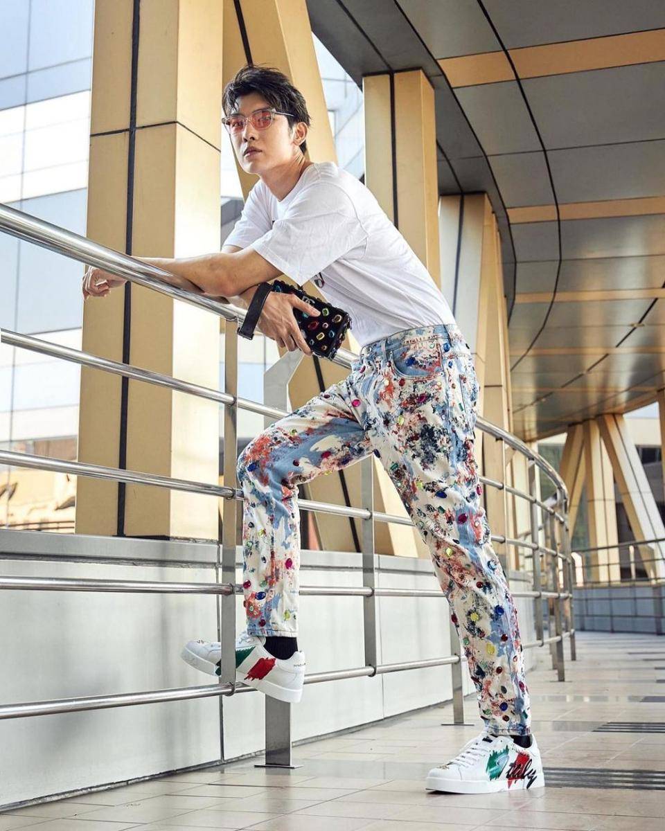 Model Celana Pria yang Bikin Style Kasual Jadi Extraordinary (Instgaram.com/mewsuppasit)