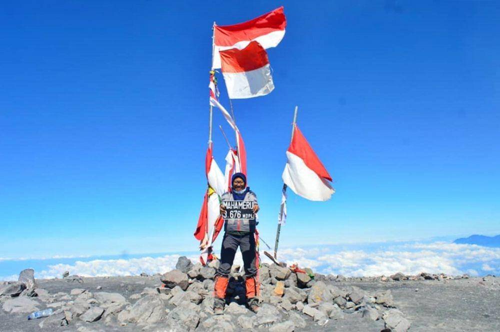 Merah-putih di puncak gunung Semeru (instagram.com/ngalam_trip)