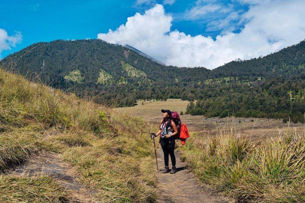 Mendaki dengan peralatan lengkap (instagram.com/satyawinnie)