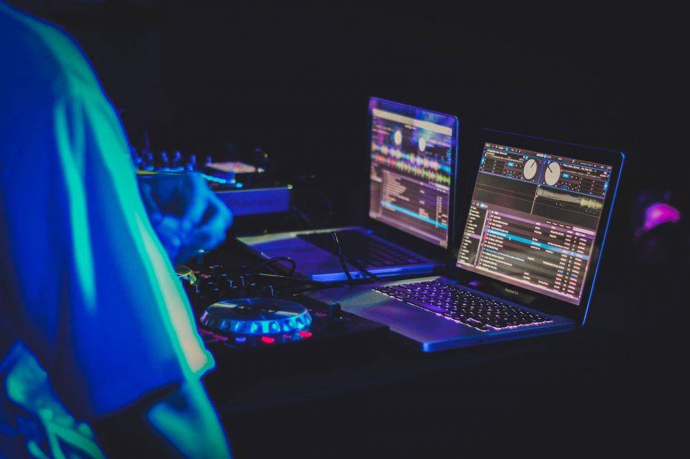 ilustrasi aplikasi pembuat musik (unsplash.com/Feliphe Schiarolli