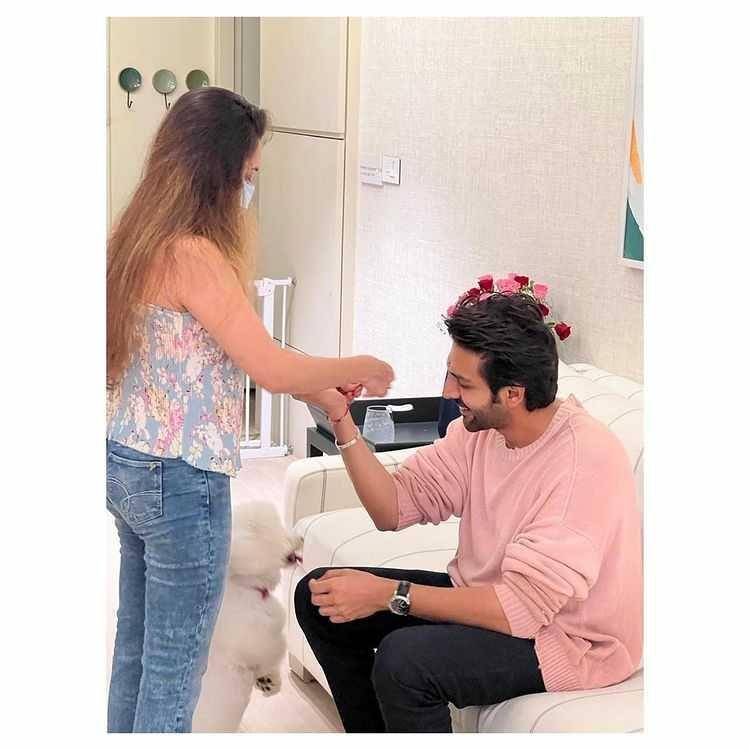 Kartik Aaryan dan saudaranya (instagram.com/kartikaaryan)