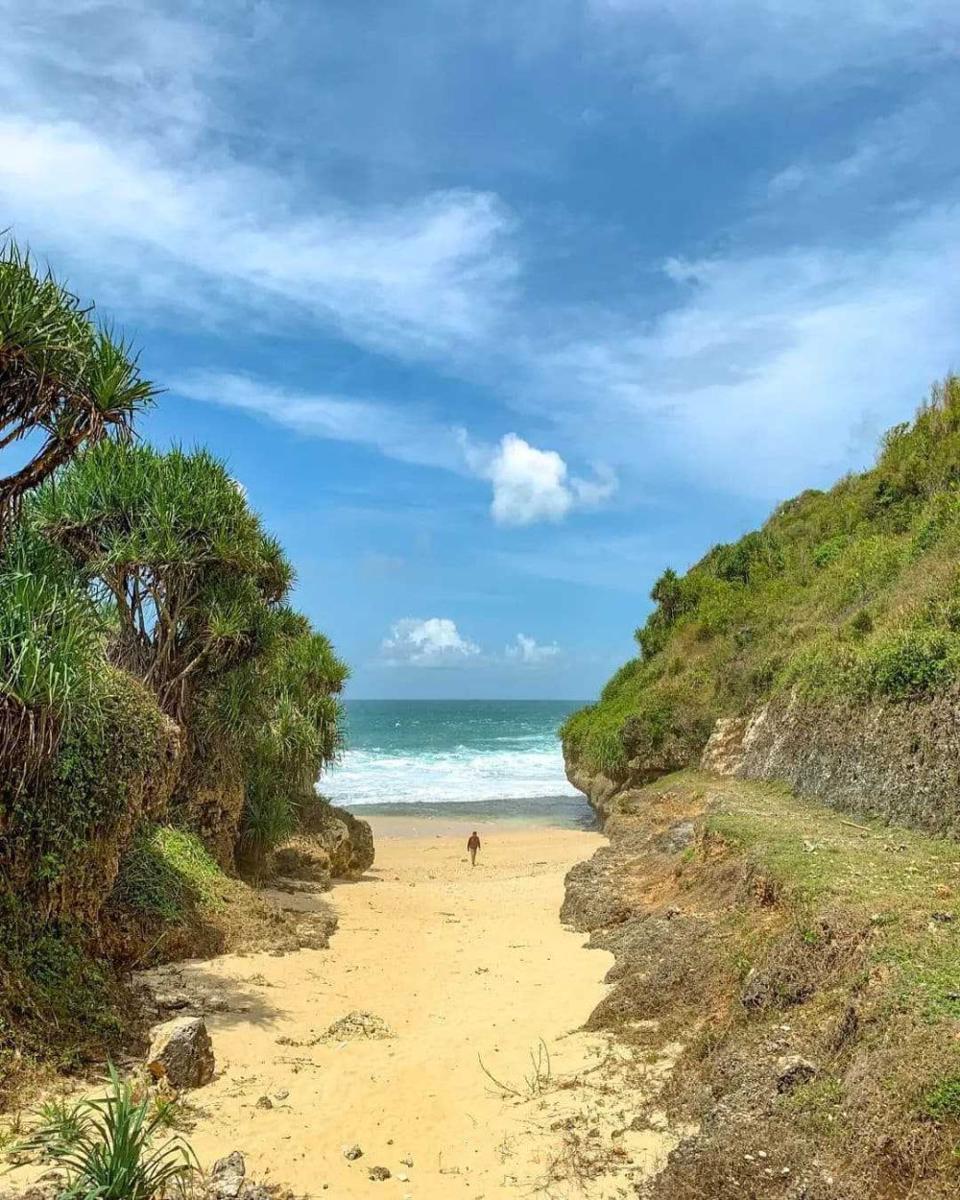 Pantai Srakung (instagram.com/herdiansyah002)