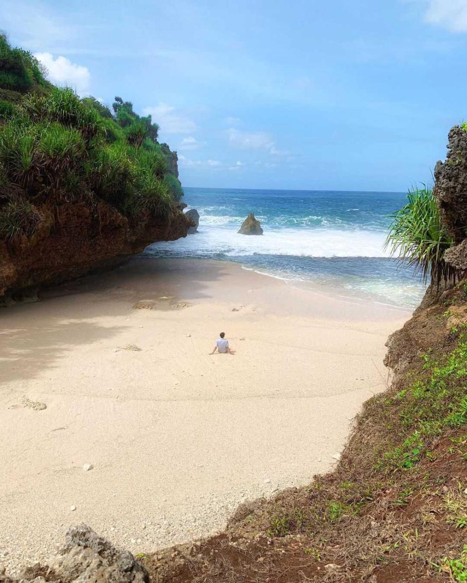 Pantai Srakung (instagram.com/dolan.aja)