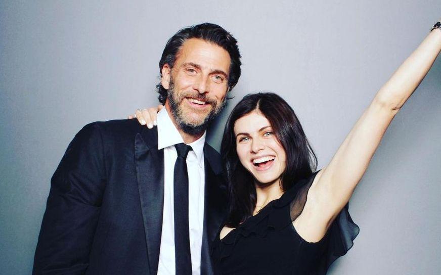 9 Potret Mesra Alexandra Daddario dan Andrew Form, Romantis Abis!