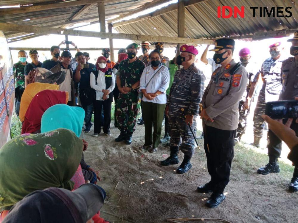 Kapolres Langkat AKBP Danu Pamungkas Totok dan Danyon Marinir Letkol Farick, melakukan patroli dan memantau serta mensosialisasikan antisipasi kalhut (IDN Times/ Bambang Suhandoko)