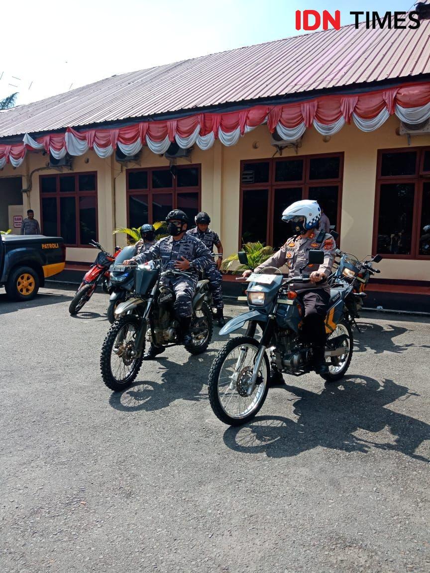 Kapolres Langkat AKBP Danu Pamungkas Totok dan Danyon Marinir Letkol Farick, melakukan patroli dan memantau serta mensosialisasikan antisipasi kalhut (IDN Times/ Bambang Suhandoko)