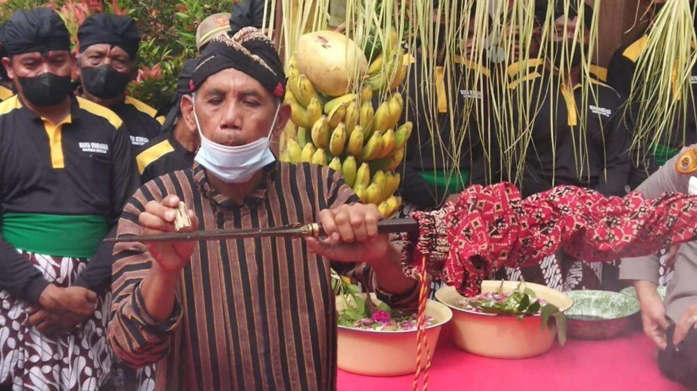 Prosesi jamasan pusaka tombak kyai upas. IDN Times / Bramanta Pamungkas