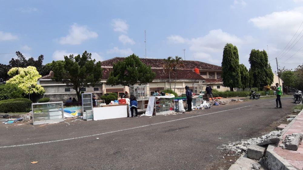 Pembongkaran kios di selatan Stasiun Wates, Kulon Progo.(Dok.Istimewa)