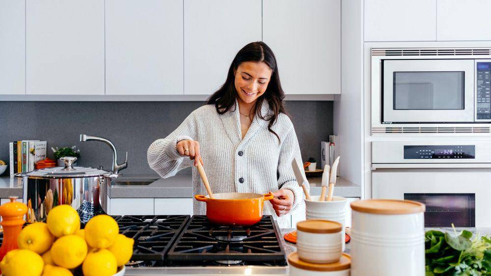 ilustrasi wanita memasak (unsplash.com/Jason Briscoe)