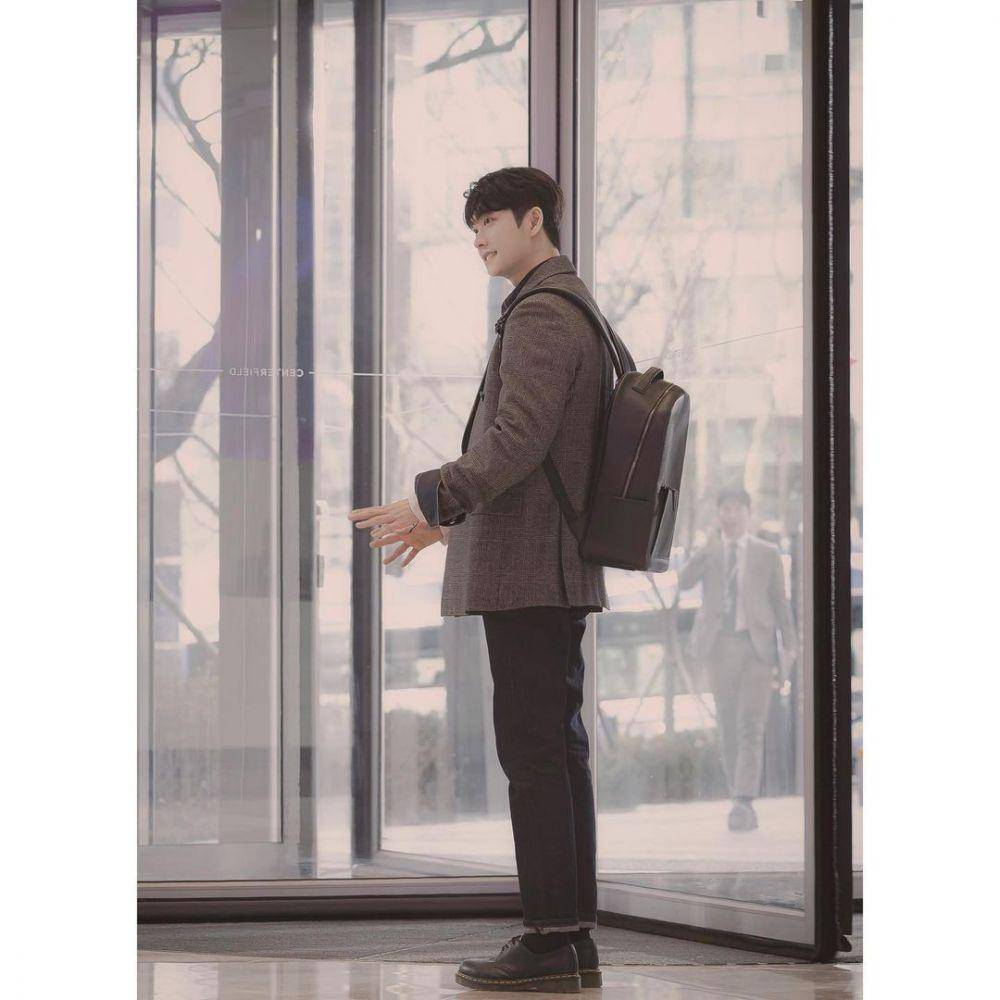ide outfit Kang Tae Oh, Lee Jun Ho di Extraordinary Woo (instagram.com/manofcreation_official)