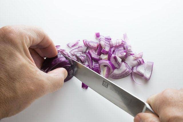Mengiris tanpa Nangis! Ini Cara Memotong Bawang Merah Gak Bikin Mata Perih dan Pedih