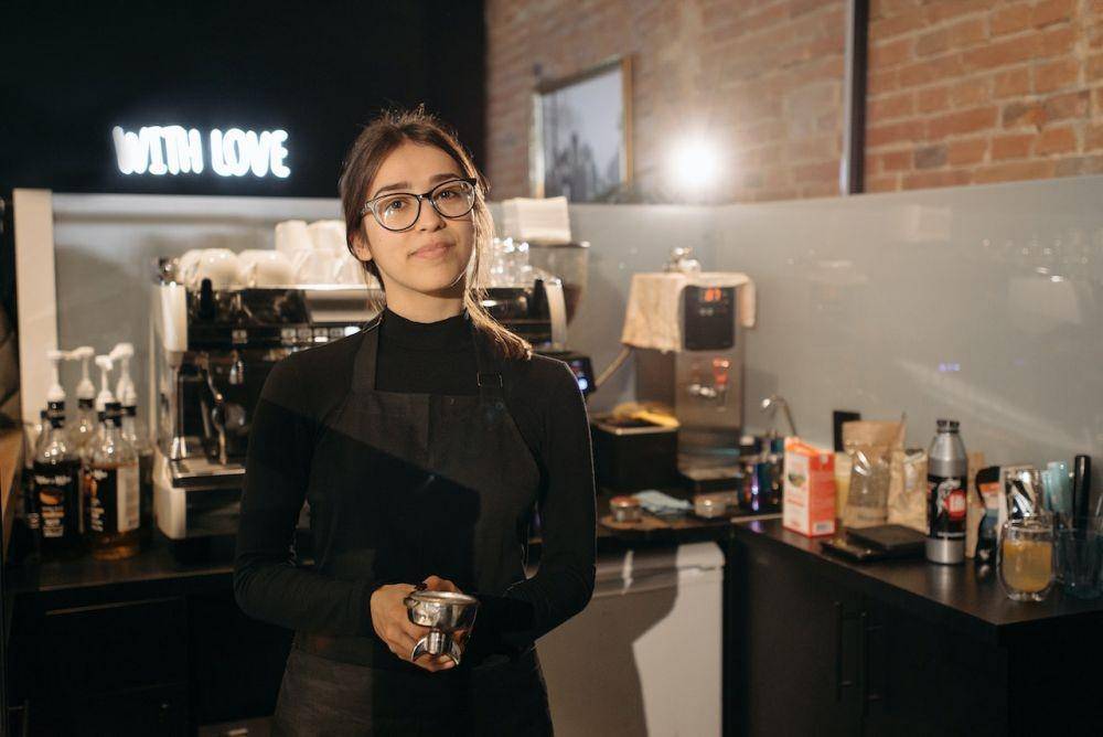 ilustrasi barista coffee shop (pexels.com/pavel danilyuk)