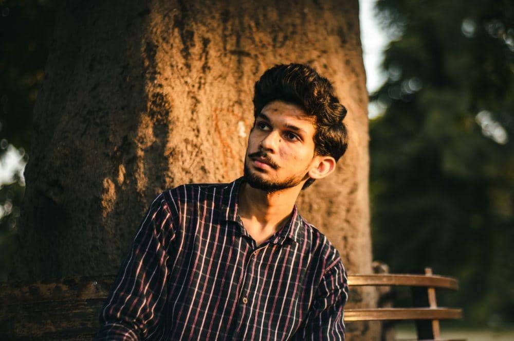 ilustrasi pria dengan wajah serius (pexels.com/shazaf zafar)