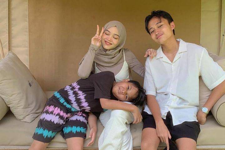 potret liburan Putri Delina dan kedua adiknya (instagram.com/putridelinaa)