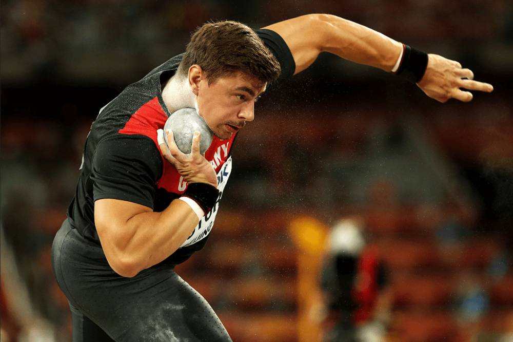 teknik memegang bola besi pada tolak peluru (worldathletics.org)