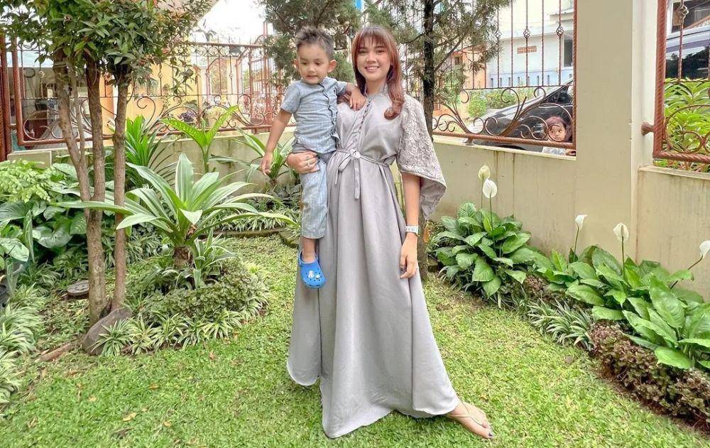 Raya kitty bersama anak tercinta (instagram.com/rayanurfitrird)