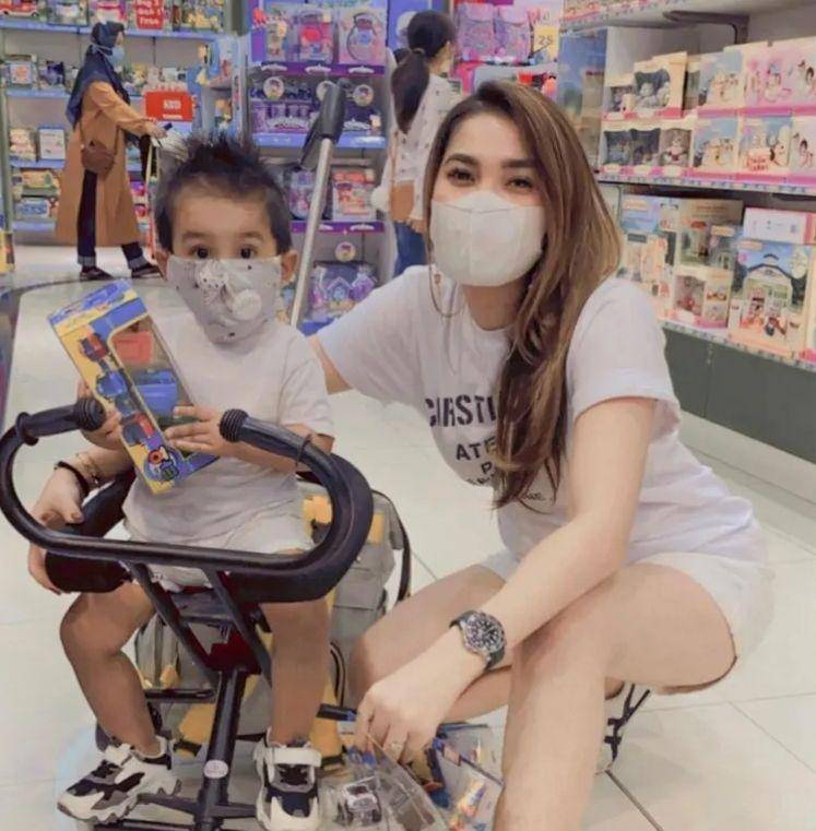 Raya kitty bersama anak tercinta (instagram.com/rayanurfitrird)