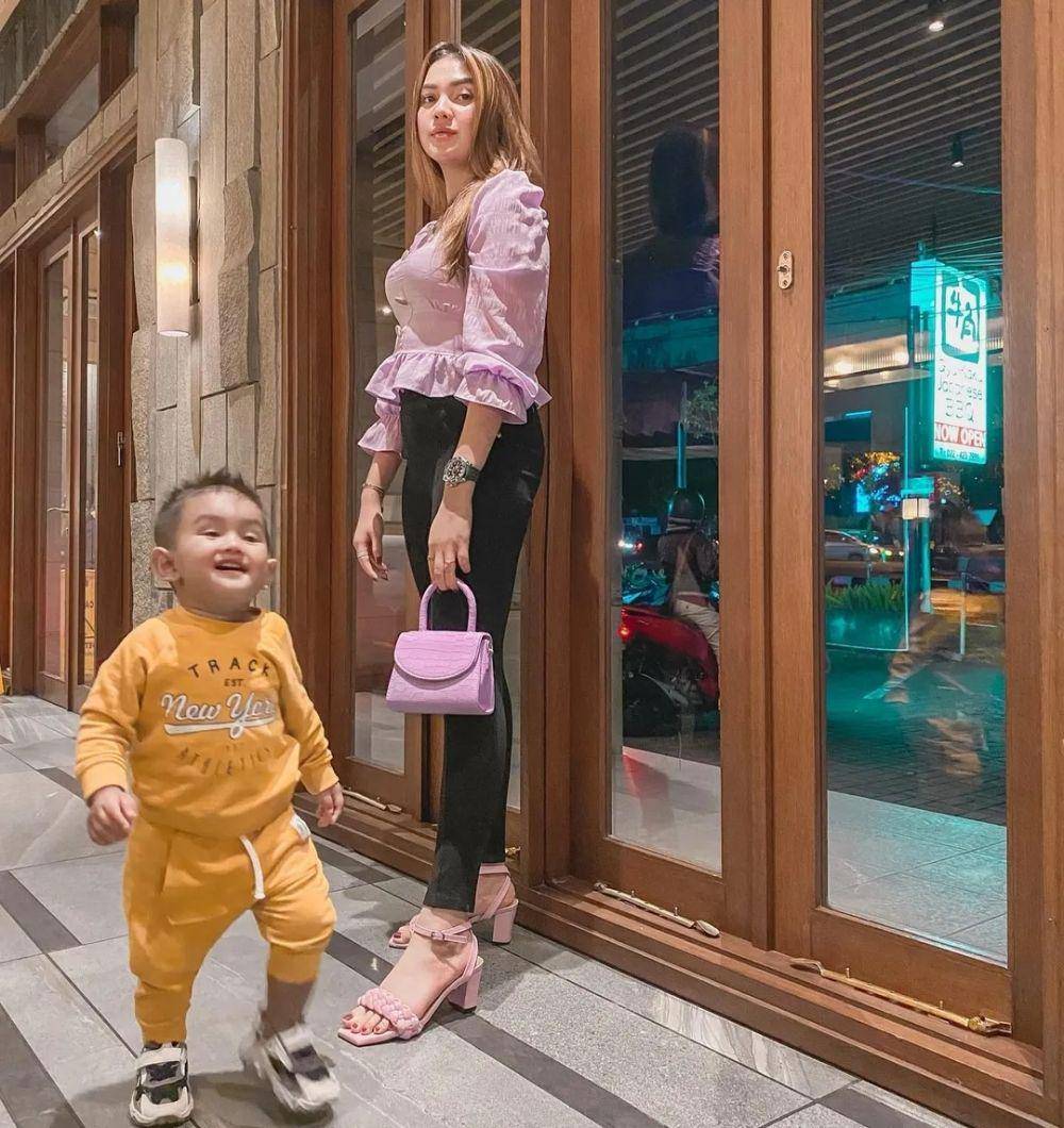 Raya kitty bersama anak tercinta (instagram.com/rayanurfitrird)