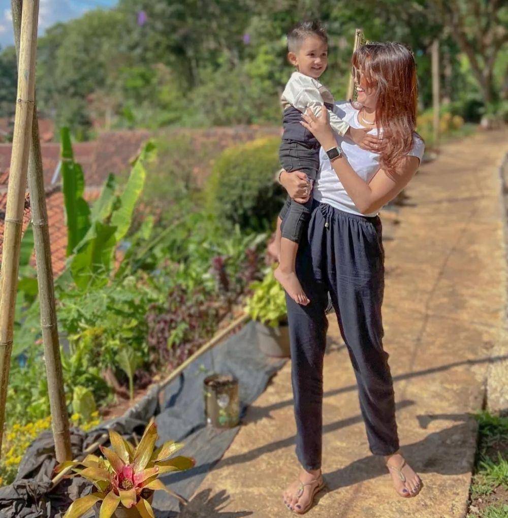 Raya kitty bersama anak tercinta (instagram.com/rayanurfitrird)
