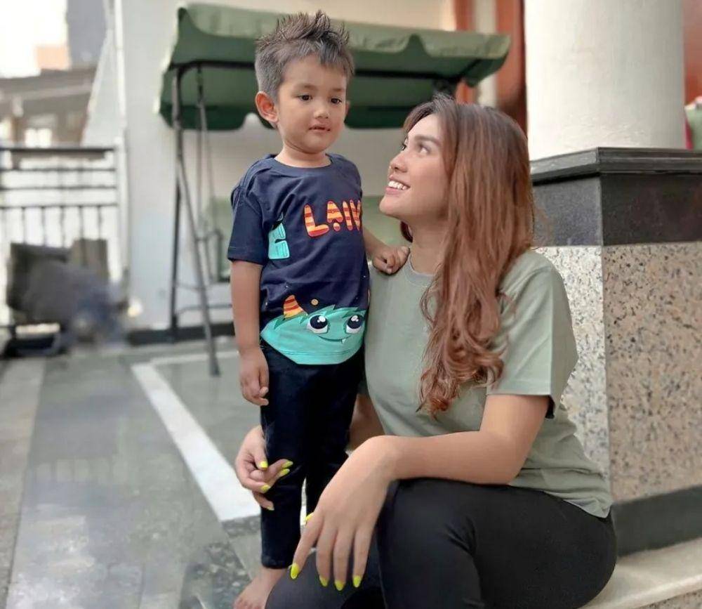 Raya kitty bersama anak tercinta (instagram.com/rayanurfitrird)