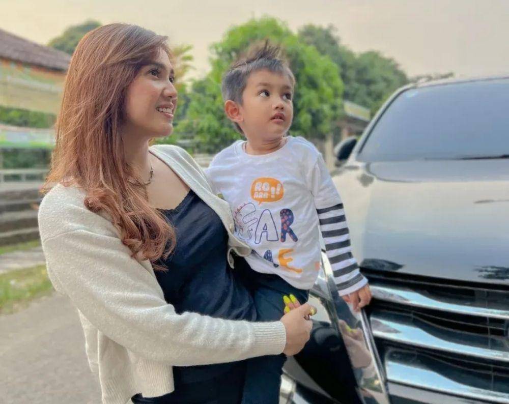 Raya kitty bersama anak tercinta (instagram.com/rayanurfitrird)