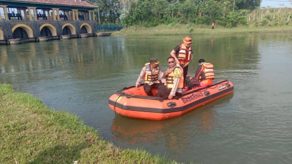 Tinggalkan Motor, Seorang Warga Diduga Tenggelam di Bendung Walahar