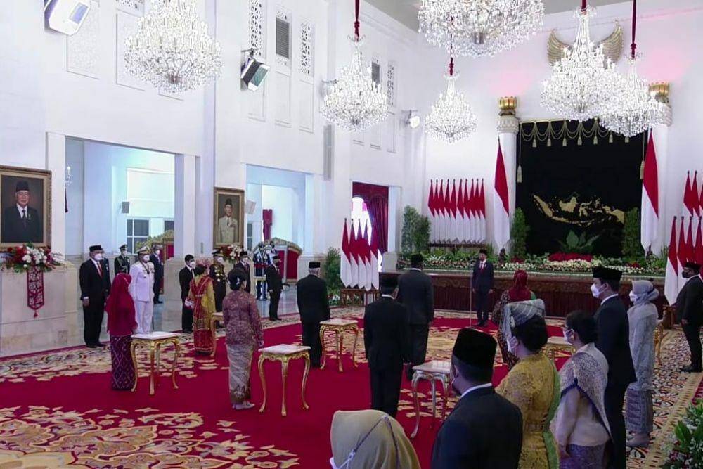 Presiden Jokowi berikan bintang tanda jasa (youtube.com/Sekretariat Presiden)