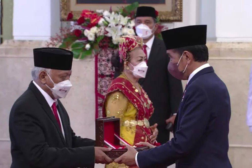 Presiden Jokowi berikan bintang tanda jasa (youtube.com/Sekretariat Presiden)